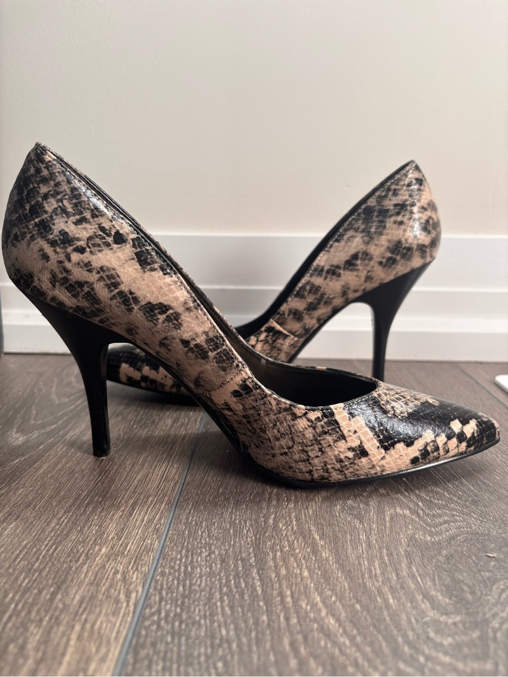Guess Snake-Print Pointed Pumps in Black and Tan